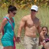 Mark Wahlberg va à la plage en famille à Miami le 11 avril 2012