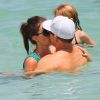 Mark Wahlberg et son épouse dans la mer à Miami le 11 avril 2012