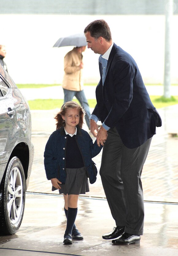 Letizia et Felipe d'Espagne ont conduit le 11 avril 2012 leurs filles les princesses Sofia et Leonor à l'hôpital Quiron de Madrid, où leur cousin Felipe, fils de l'infante Elena, a été opéré après s'être blessé avec un fusil de chasse.