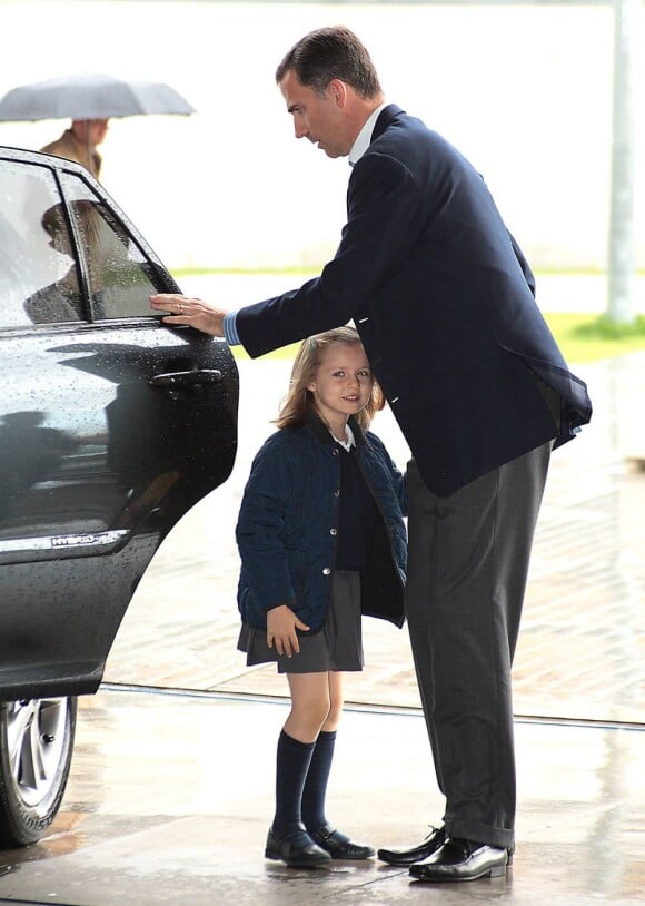 Letizia et Felipe d'Espagne ont conduit le 11 avril 2012 leurs filles les princesses Sofia et Leonor à l'hôpital Quiron de Madrid, où leur cousin Felipe, fils de l'infante Elena, a été opéré après s'être blessé avec un fusil de chasse.
