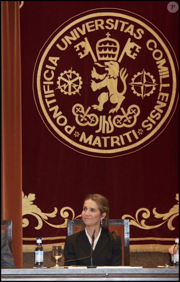 L'infante Elena d'Espagne radieuse, rassurée sur l'état de son fils Felipe après sa blessure au pied avec un fusil de chasse, lors de l'inauguration du 23e Colloque de l'Association catholiques des institutions de sciences de l'éducation, le 11 avril 2012.