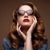 Solweig Rediger-Lizlow pose pour la marque de lunettes Jimmy Fairly avec le modèle Jackie.