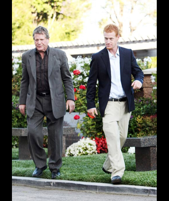 Ryan O'Neal et son fils Redmond en juin 2010 dns le cimetière où est entérrée Faraw Fawcett pour le premier anniversaire de sa mort