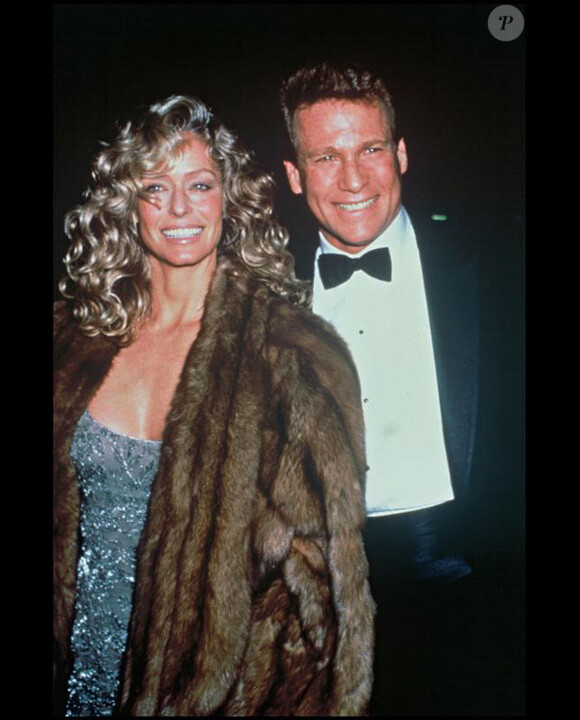 Ryan O'Neal et Farrah Fawcett en mars 1989 lors d'une soirée