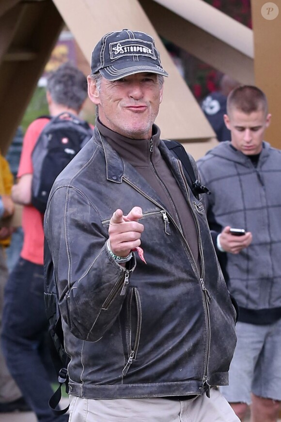 Pierce Brosnan souriant et blagueur avec les photographes, est venu prendre la température du Festival de Coachella à Indio. Le 13 avril 2012.