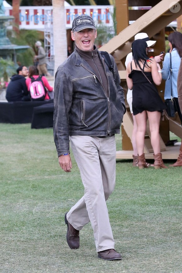 Pierce Brosnan souriant et blagueur avec les photographes, est venu prendre la température du Festival de Coachella à Indio. Le 13 avril 2012.