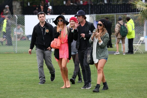 Paris Hilton et son amie Brandon Davis sous bonne escorte lors du Festival de Coachella à Indio, le 13 avril 2012.