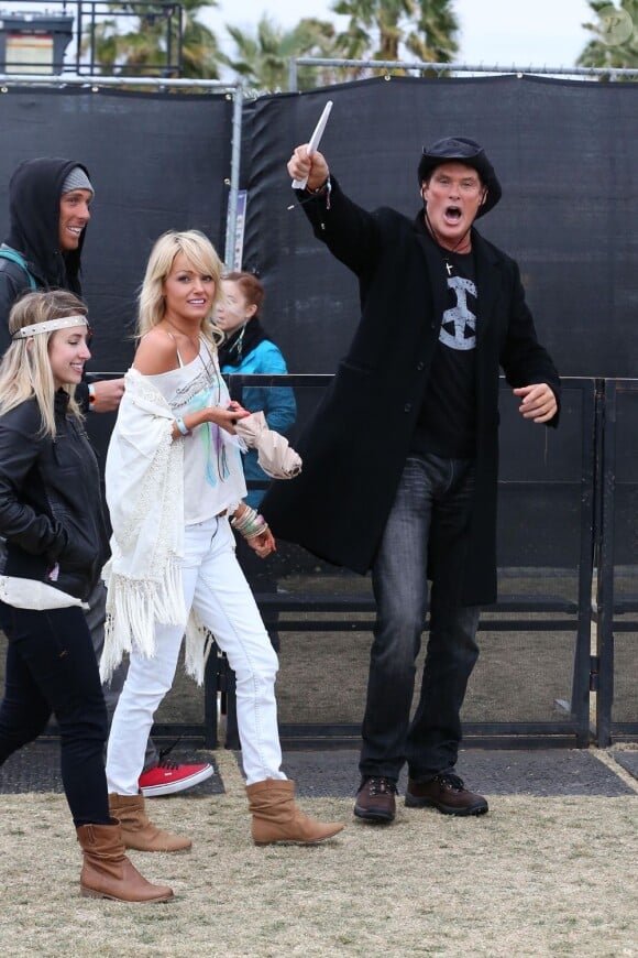 David Hasselhoff, déjà dans l'ambiance avec sa future femme Hayley Roberts. Festival de Coachella à Indio, le 13 avril 2012.