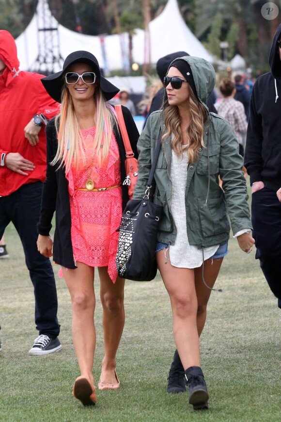 Paris Hilton et son amie Brandon Davis, stylées lors du premier jour du Festival de Coachella à Indio. Le 13 avril 2012.