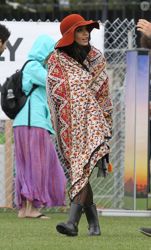 Vanessa Hudgens en mode hippie lors du premier jour du Festival de Coachella. Indio, le 13 avril 2012.