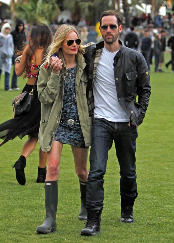 Kate Bosworth et Michael Polish en mode tendresse lors du Jour 1 du Festival de Coachella. Indio, le 13 avril 2012.
