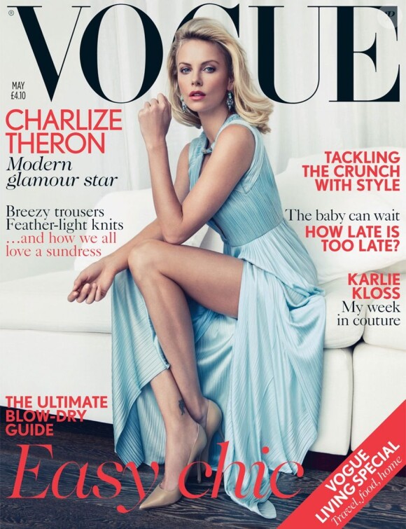 Charlize Theron, habillée d'une robe Versace et shootée par Patrick Demarchelier, en couverture de Vogue UK du mois de mai.