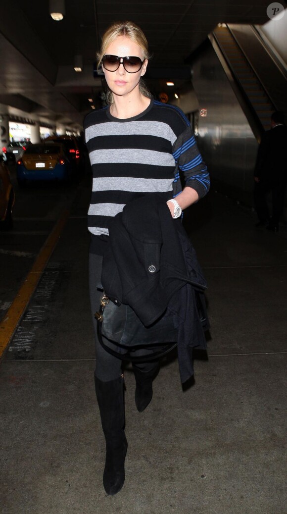 Dès le lendemain de l'avant-première de Prometheus à Paris, Charlize Theron était de retour à Los Angeles. Le 12 avril 2012.