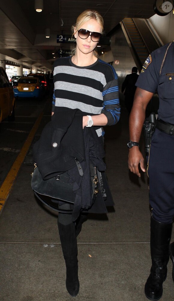 Charlize Theron à son arrivée à l'aéroport de Los Angeles, le 12 avril 2012.