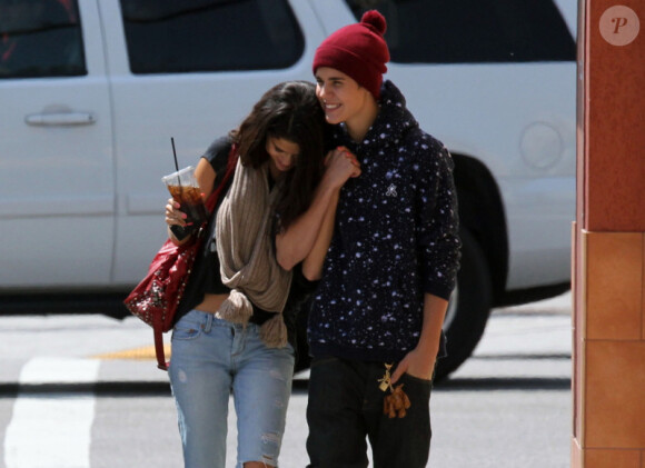 Selena Gomez et Justin Bieber, fous amoureux, se promènent en Californie après avoir déjeuné dans un petit restaurant, le jeudi 5 avril 2012.