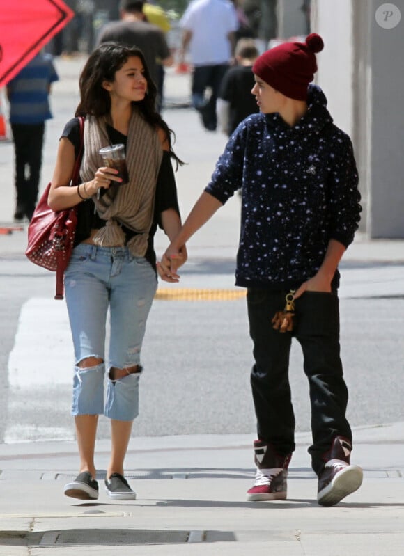 Les stars des ados Selena Gomez et Justin Bieber se promènent en Californie après avoir déjeuné dans un petit restaurant, le jeudi 5 avril 2012.