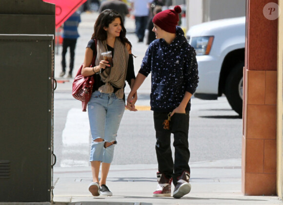 Selena Gomez et Justin Bieber se baladent en Californie après avoir déjeuné dans un petit restaurant, le jeudi 5 avril 2012.