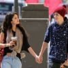 Selena Gomez et Justin Bieber se promènent près de Los Angeles après avoir déjeuné dans un petit restaurant, le jeudi 5 avril 2012.