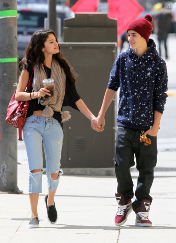 Selena Gomez et Justin Bieber se promènent près de Los Angeles après avoir déjeuné dans un petit restaurant, le jeudi 5 avril 2012.