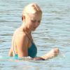 Naomi Watts : une superbe naiade lorsqu'elle sort de l'eau à la Barbade, où elle passe ses vacances en famille avec son mari Liev Schreiber et un leur fils le 8 avril 2012