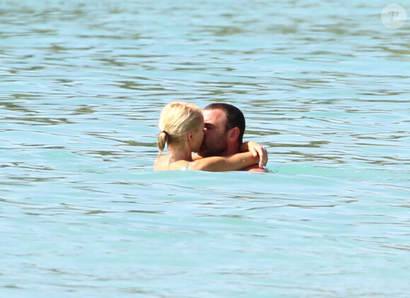 Liev Schreiber et Naomi Watts : fous d'amour lors de leurs vacances en famille sous le soleil de la Barbade le 8 avril 2012