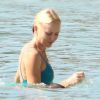 Naomi Watts : une superbe naiade lorsqu'elle sort de l'eau à la Barbade, où elle passe ses vacances en famille avec son mari Liev Schreiber et un leur fils le 8 avril 2012