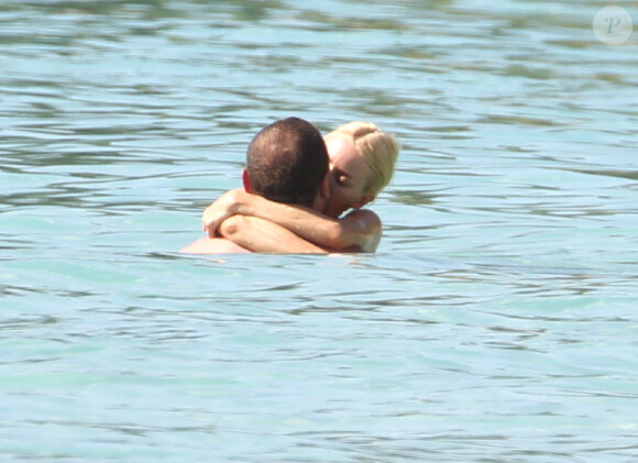 Liev Schreiber et Naomi Watts : moments de tendresse et de passion pour le couple qui profite de ses vacances en famille sous le soleil de la Barbade le 8 avril 2012