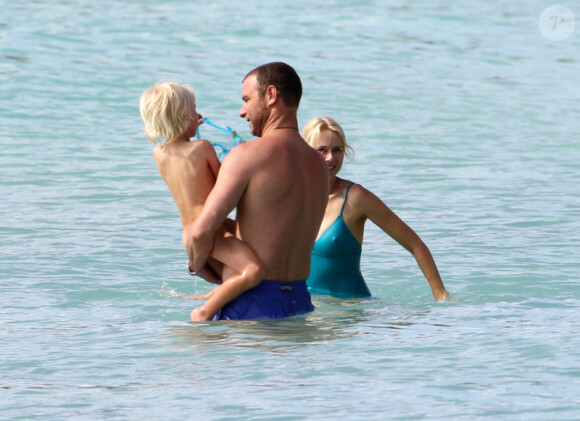 Liev Schreiber et Naomi Watts en vacances avec leur fils Samuel à la Barbade le 8 avril 2012