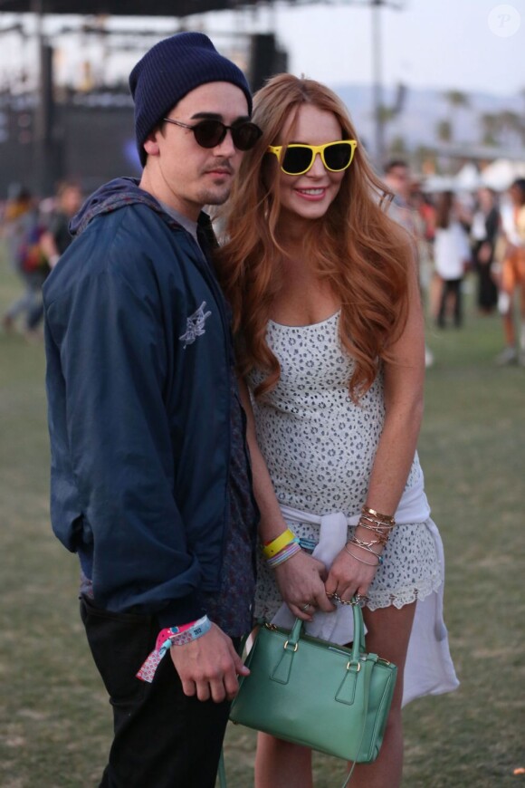 Lindsay Lohan pose avec un ami au festival de Coachella à Indio le 15 avril 2012