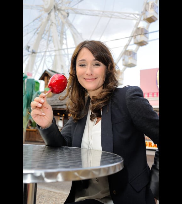 L'animatrice Daniela Lumbroso, marraine de la Foire du Trône, inaugure une place à son nom, le 13 avril 2012 à Paris