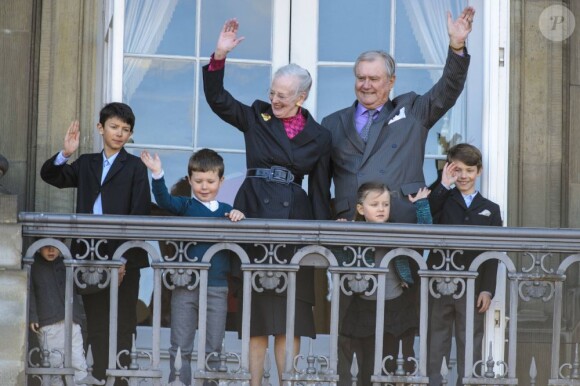 Un rituel festif : la famille royale danoise s'est rassemblée le 16 avril 2012 au balcon du palais Christian IX d'Amalienborg, à Copenhague, pour célébrer avec la foule le 72e anniversaire de la reine Margrethe II de Danemark.