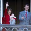 La fille de la princesse Marie et du prince Joachim, née le 24 janvier 2012, a fait sa première apparition au balcon d'Amalienborg...
Un rituel festif : la famille royale danoise s'est rassemblée le 16 avril 2012 au balcon du palais Christian IX d'Amalienborg, à Copenhague, pour célébrer avec la foule le 72e anniversaire de la reine Margrethe II de Danemark.