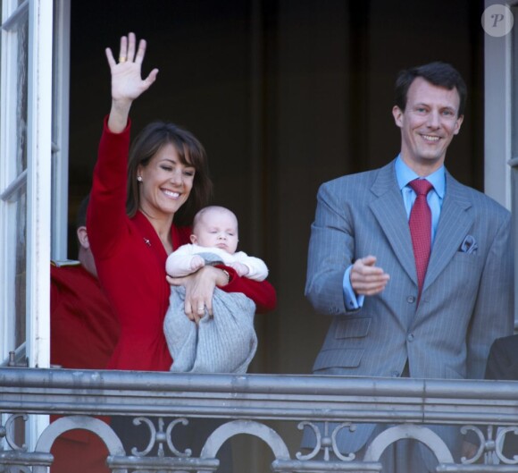 La fille de la princesse Marie et du prince Joachim, née le 24 janvier 2012, a fait sa première apparition au balcon d'Amalienborg...
Un rituel festif : la famille royale danoise s'est rassemblée le 16 avril 2012 au balcon du palais Christian IX d'Amalienborg, à Copenhague, pour célébrer avec la foule le 72e anniversaire de la reine Margrethe II de Danemark.