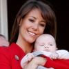 Bien au chaud dans les bras de sa maman la princesse Marie, la dernière-née de la famille royale a fait sa première apparition au bacon d'Amalienborg !
Un rituel festif : la famille royale danoise s'est rassemblée le 16 avril 2012 au balcon du palais Christian IX d'Amalienborg, à Copenhague, pour célébrer avec la foule le 72e anniversaire de la reine Margrethe II de Danemark.