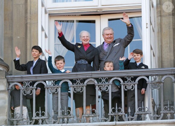 Un rituel festif : la famille royale danoise s'est rassemblée le 16 avril 2012 au balcon du palais Christian IX d'Amalienborg, à Copenhague, pour célébrer avec la foule le 72e anniversaire de la reine Margrethe II de Danemark.