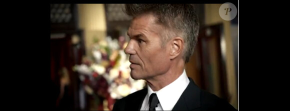 Harry Hamlin dans une publicité pour la marque Depend