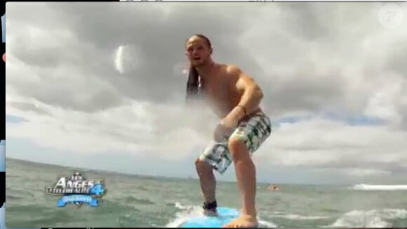 Anthony surfe dans les Anges de la télé-réalité 4, mardi 17 avril 2012 sur NRJ 12