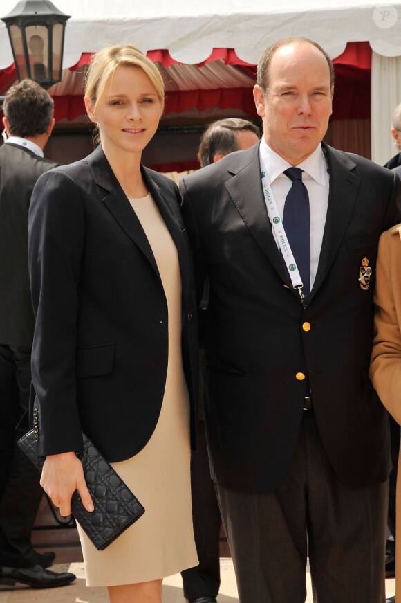 Le prince Albert II de Monaco avec la princesse Charlene au Monte-Carlo Country Club le 16 avril 2012.