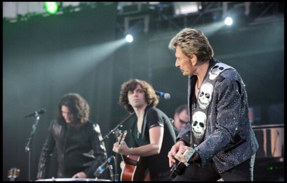 Philippe Uminski en 2009 à la guitare sur la scène du Tour 66 de Johnny Hallyday, dont il était le directeur musical.