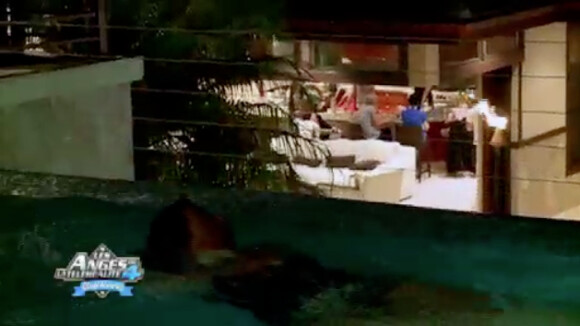 Catherine dans la piscine dans les Anges de la télé-réalité 4, mercredi 18 avril 2012 sur NRJ 12