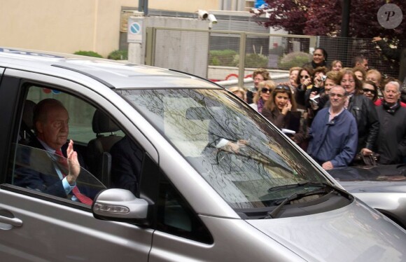 Le roi Juan Carlos quitte l'hôpital San Jose de Madrid après son opération de la hanche, le 18 avril 2012