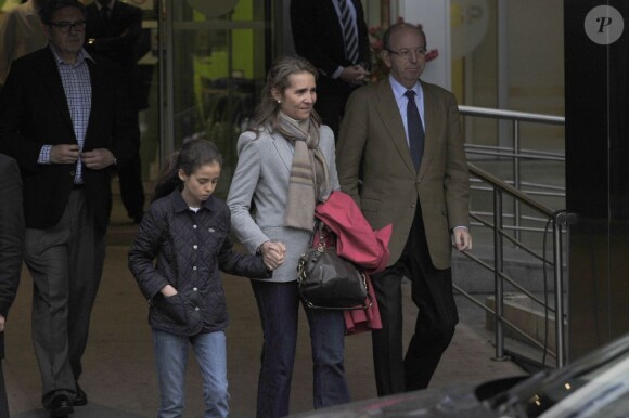 Elena d'Espagne, avec sa fille Victoria, et le prince Felipe ont rendu visite à leur père le roi lors de son séjour à l'hôpital San José de Madrid, suite à son accident survenu le 14 avril 2012 lors de son voyage privé au Botswana.