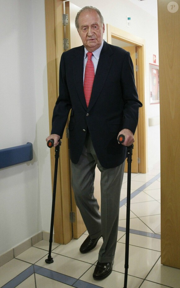 Le roi Juan Carlos Ier d'Espagne à l'hôpital San Jose de Madrid le 18 avril 2012, après son opération de la hanche suite à une chute lors d'une chasse à l'éléphant au Botswana. Un épisode pour lequel le monarque a présenté ce même jour ses excuses...