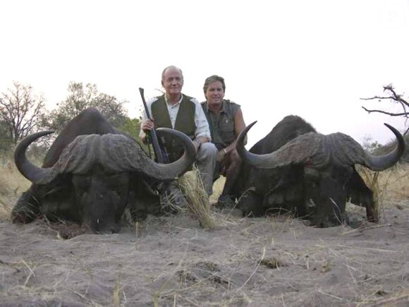 Le roi Juan Carlos Ier d'Espagne lors d'une chasse au Botswana en 2006. Le site Rann Safaris a utilisé les photos du monarque posant fièrement devant ses trophées sur son site Internet.