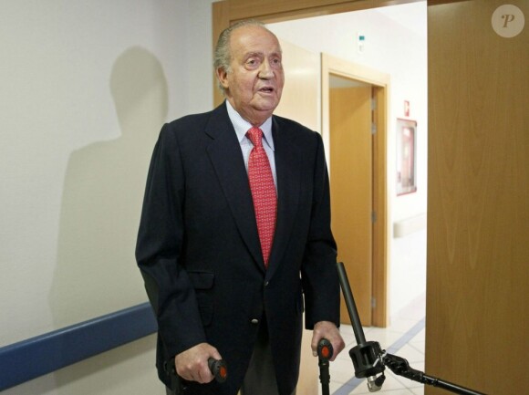 Le roi Juan Carlos Ier d'Espagne à l'hôpital San Jose de Madrid le 18 avril 2012, après son opération de la hanche suite à une chute lors d'une chasse à l'éléphant au Botswana. Un épisode pour lequel le monarque a présenté ce même jour ses excuses...
