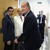 Le roi Juan Carlos Ier d'Espagne à l'hôpital San Jose de Madrid le 18 avril 2012, après son opération de la hanche suite à une chute lors d'une chasse à l'éléphant au Botswana. Un épisode pour lequel le monarque a présenté ce même jour ses excuses...