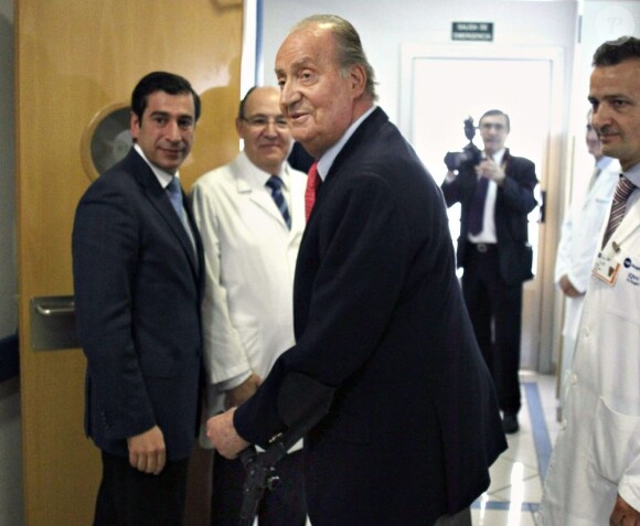 Le roi Juan Carlos Ier d'Espagne à l'hôpital San Jose de Madrid le 18 avril 2012, après son opération de la hanche suite à une chute lors d'une chasse à l'éléphant au Botswana. Un épisode pour lequel le monarque a présenté ce même jour ses excuses...