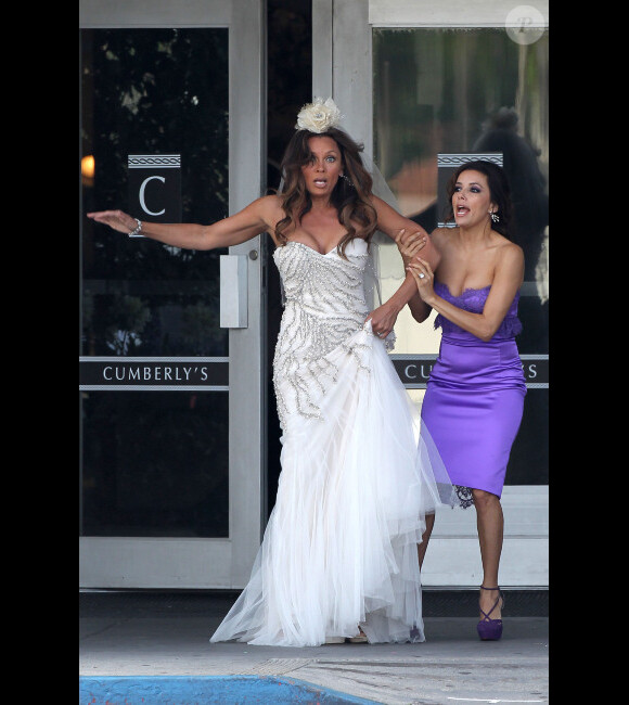Eva Longoria et Vanessa Williams sur le tournage de la huitième saison de Desperate Housewives, le 18 avril 2012 à Los Angeles