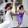 Eva Longoria et Vanessa Williams en robe de mariée courrent sur le tournage de la huitième saison de Desperate Housewives, le 18 avril 2012 à Los Angeles