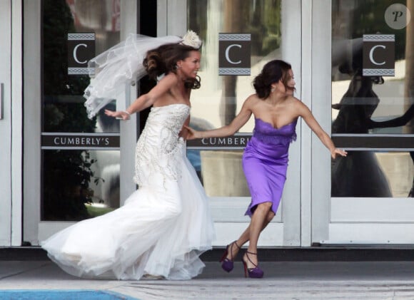 Eva Longoria et Vanessa Williams en robe de mariée courrent sur le tournage de la huitième saison de Desperate Housewives, le 18 avril 2012 à Los Angeles